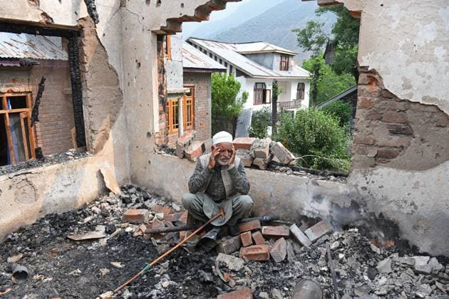 Bilder des Jahres 2025, News 05 Mai News Themen der Woche KW19 News Bilder des Tages Indien-Pakistan-Konflikt, Eindrücke aus indischem Teil Kaschmirs May 8, 2025, Uri, Jammu And Kashmir, India: An elderly man sits inside a damaged house after shelling from Pakistan side following Indian Army s Operation Sindoor , in URI Baramulla district,on May 8 2025 Uri India - ZUMAz120 20250508_zip_z120_019 Copyright: xBasitxZargarx