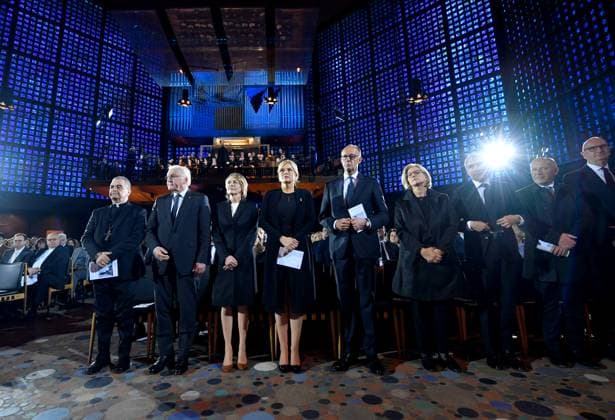 Bilder des Jahres 2025, News 05 Mai News Themen der Woche KW19 News Bilder des Tages Mit einem oekumenischen Gedenkgottesdienst in der Kaiser-Wilhelm-Gedaechtniskirche in Berlin unter Anwesenheit von (im Foto v.l.n.r.) Apostolischer Nuntius, Erzbischof Nikola Eterovic, Bundespraesident Frank-Walter Steinmeier, seiner Frau Elke Buedenbender (Büdenbender), der Praesidentin des Bundestags, Julia Kloeckner (Klöckner), Bundeskanzler Friedrich Merz (CDU), der Praesidentin des Bundesrates, Anke Rehlinger, dem Praesidenten des Bundesverfassungsgerichts, Stephan Harbarth, dem Regierenden Buergermeister von Berlin, Kai Wegner, und Ministerpraesident des Landes Brandenburg, Dietmar Woidke, wird am 8. Mai 2025 an das Ende des Zweiten Weltkriegs und die Befreiung vom Nationalsozialismus am 8. Mai 1945 erinnert. Gestaltet wird der vom ZD Copyright: epd-bild ChristianxDitsch epd-Gottesdienst_Kriegsende2