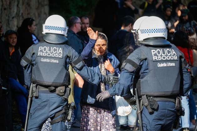 News Themen der Woche KW19 News Bilder des Tages The Barcelona City Council evicts the shantytown of Vallcarca Urban Guard officers in front of a woman during a device to complete the eviction of the shantytown in the Barcelona neighborhood of Vallcarca, on May 8, 2025, in Barcelona, Cataluna Spain The Barcelona City Council has taken the decision after the fire which broke out last Tuesday, May 6, in the area and in which one person was injured 08 MAY 2025 VALLCARCA SHANTY SHANTY BARCELONA FIRE Kike Rincó Barcelona Cataluna Barcelona Cataluna Barcelona Cataluna Espana  Copyright: xx 6706812