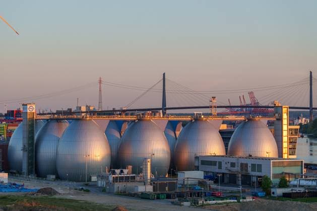Hamburg, Germany - April 27, 2025: The striking digestion towers at the Köhlbrandhöft sewage treatment plant produce valuable biogas from sewage sludge for a sustainable energy supply. *** Die markanten Faultürme der Kläranlage Köhlbrandhöft erzeugen aus Klärschlamm wertvolles Biogas für eine nachhaltige Energieversorgung.