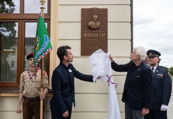 News Themen der Woche KW19 News Bilder des Tages From left: Mayor of Humpolec Petr Machek and pilot s nephew Kristian Hynek attend unveiling of a memorial plaque to British Royal Air Force (RAF) pilot Miroslav Cap at the Dr. Ales Hrdlicka Museum on 80th anniversary of the end of the World War II, in Humpolec, Czech Republic, on May 8, 1945. (CTKxPhoto LoskotxJaroslav) CTKPhotoP2025050806479  CTKPhotoP2025050806479