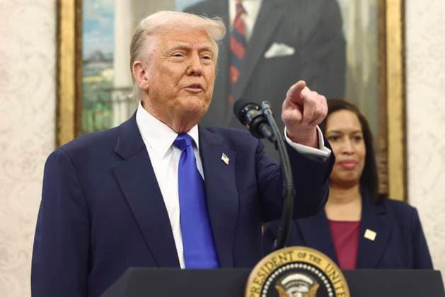 Trump Announces DC Will Host the 2027 NFL Draft United States President Donald J Trump announces plans for Washington DC to host the 2027 NFL draft during an event with National Football League (NFL) Commissioner Roger Goodell and Washington Commanders owner Josh Harris in the Oval Office of the White House in Washington, DC USA, 05 May 2025. The move comes after the Washington Commanders announced they planned to return to DC in a new stadium built on the site of their old one. Standing at right is Mayor Muriel Bowser (Democrat of the District of Columbia). Credit: Jim LoScalzo Pool via CNP AdMedia Washington District of Columbia United States of America EDITORIAL USE ONLY  Copyright: xx JLX04_20250505-5370423 CNP AdMediax admphotostwo930249