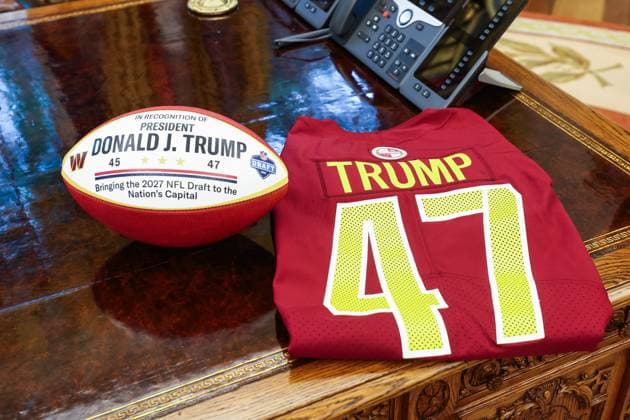 Trump Announces DC Will Host the 2027 NFL Draft A football and jersey with United States President Donald J Trump™s name on his desk in the Oval Office as Trump announces DC will host the 2027 NFL draft in the Oval Office of the White House in Washington, DC USA, 05 May 2025. The move comes after the Washington Commanders announced they planned to return to DC in a new stadium built on the site of their old one. Credit: Jim LoScalzo Pool via CNP AdMedia Washington District of Columbia United States of America EDITORIAL USE ONLY  Copyright: xx JJL20677-5370469 CNP AdMediax admphotostwo930270