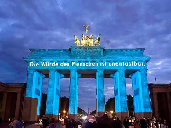 Bilder des Jahres 2025, News 05 Mai News Themen der Woche KW19 News Bilder des Tages 08.05.2025, Brandenburger Tor in Berlin, wird illuminiert zum 80. Jahrestag des Ende des 2. Weltkrieg, Berlin Deutschland, Germany *** 08 05 2025, Brandenburg Gate in Berlin, will be illuminated for the 80th anniversary of the end of World War 2, Berlin Germany, Germany