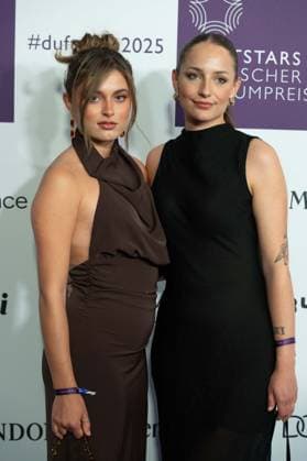Jasmin ROEDIG, left, companion not identified, at the DUFTSTARS 2025 German Perfume Award Presentation of the German Perfume Award DUFTSTARS by the Fragrance Foundation on 08 05 2025, Rheinterrassen, Duesseldorf