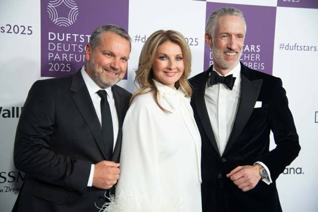 Frauke LUDOWIG, presenter and the hosts Andreas FUHLISCH right AND UDO HEUSER at the DUFTSTARS 2025 German Perfume Award Presentation of the German Perfume Award DUFTSTARS by the Fragrance Foundation on 08 05 2025, Rheinterrassen, Duesseldorf
