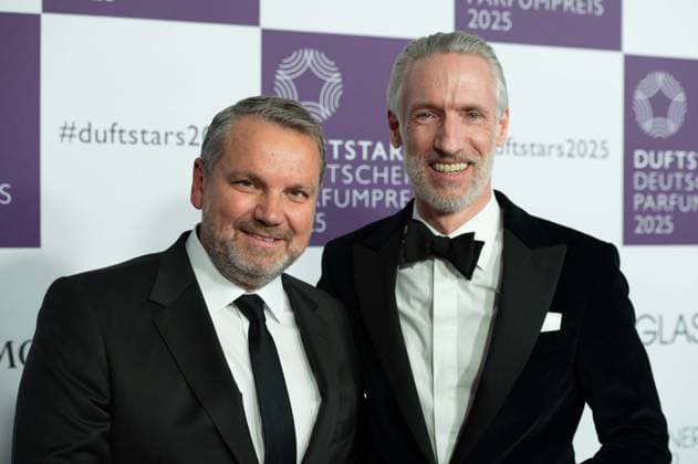 the hosts Andreas FUHLISCH right AND UDO HEUSER at the DUFTSTARS 2025 German Perfume Award Presentation of the German Perfume Award DUFTSTARS by the Fragrance Foundation on 08 05 2025, Rheinterrassen, Duesseldorf