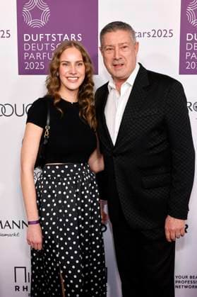Juror Joachim Llambi with his daughter Presenter Helena Llambi l at the DUFTSTARS 2025 German Perfume Award with presentation of the DUFTSTARS German Perfume Award by the Fragrance Foundation om the Rheinterrassen Düsseldorf, 08 05 2025 NRW Germany Copyright: xChristophxHardtx