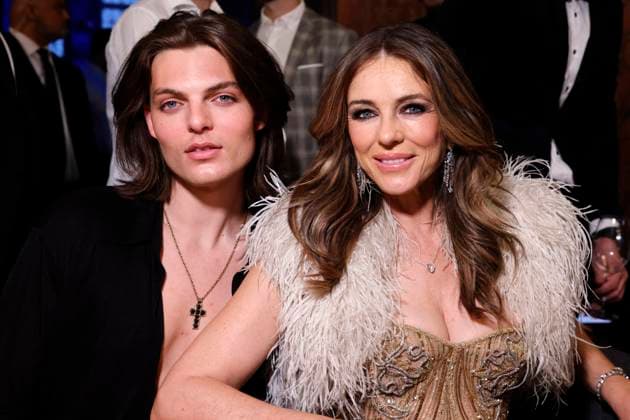 Bilder des Jahres 2025, Entertainment 05 Mai Entertainment Themen der Woche KW19 Die britische Schauspielerin Elizabeth Hurley (Liz Hurley) und ihr Sohn Schauspieler Damian Hurley bei der ersten Charity Nacht der Umbrella Foundation im Hotel The Wellem. Düsseldorf, 08.05.2025 NRW Deutschland *** British actress Elizabeth Hurley Liz Hurley and her son actor Damian Hurley at the Umbrella Foundations first Charity Night at The Wellem Hotel Düsseldorf, 08 05 2025 NRW Germany Copyright: xChristophxHardtx
