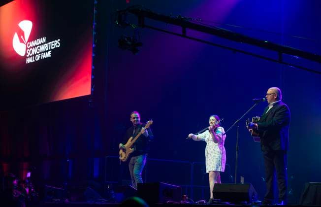 May 8, 2025, St. John s, Nl, CANADA: The Irish Descendants perform Otto Kelland s Let Me Fish Off Cape St. Mary s as the song is inducted into the Canadian Songwriters Hall of Fame at the East Coast Music Awards gala in St. John s, N.L. on Thursday, May 8, 2025. St. John s CANADA  - ZUMAc35_ 20250508_zaf_c35_120 Copyright: xPaulxDalyx