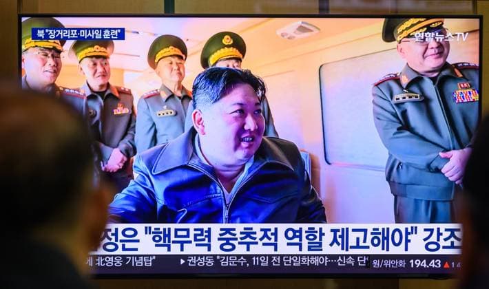 News Themen der Woche KW19 North Korean leader Kim Jong Un inspecting a joint striking drill of long-range artillery and missile systems - 09 May 2025 People watch a 24-hour Yonhap news TV broadcast at Seoul Railway Station showing a news broadcast with the North Korean leader Kim Jong Un inspecting a joint striking drill of long-range artillery and missile systems of the Korean People s Army eastern front division, at an undisclosed location in North Korea. North Korean leader Kim Jong Un has overseen a joint striking drill involving long-range artillery and a new variant of tactical ballistic missiles while emphasizing the combat readiness of its nuclear forces, Korean Central News Agency (KCNA) reported on May 9. The drill involved a 600-millimeter multilayer rock Copyright: xKimxJae-Hwanx xSOPAxImagesx jhk250509004
