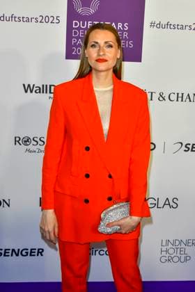 Bella Lesnik German TV radio presenter as a guest on the blue carpet at the Fragrance Foundations Duftstars 2025 German Perfume Award Ceremony at the Rheinterrassen on 08 05 2025 Duesseldorf NRW Germany
