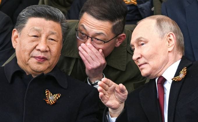 Bilder des Jahres 2025, News 05 Mai News Themen der Woche KW19 News Bilder des Tages May 9, 2025, Moscow, Moscow Oblast, Russia: Russian President Vladimir Putin, right, sits alongside Chinese President Xi Jinping, left, as they watch the annual Victory Day military parade through Red Square, May 9, 2025, in Moscow, Russia. Heads of state joined Putin for the 80th anniversary celebrations of victory over Nazi Germany during the World War II. Moscow Russia - ZUMAp138 20250509_zaa_p138_008 Copyright: xVyacheslavxProkofyev KremlinxPoox