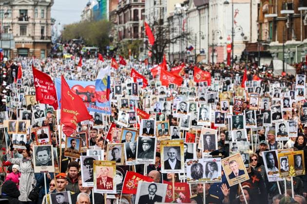 Bilder des Jahres 2025, News 05 Mai News Themen der Woche KW19 News Bilder des Tages RUSSIA, VLADIVOSTOK - MAY 9, 2025: An Immortal Regiment event marks the 80th anniversary of the victory over Nazi Germany in World War II. Yuri Smityuk TASS  80478832