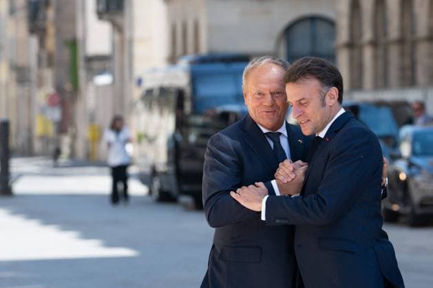 News Themen der Woche KW19 News Bilder des Tages Emmanuel Macron Meets Donald Tusk - Nancy Emmanuel Macron the President of the French Republic welcomes Donald Tusk, Prime Minister of Poland, to Nancy, on the occasion of Europe Day at Stanislas square in Nancy, Eastern France on May 9, 2025. Photo by Jeanne Accorsini Pool ABACAPRESS.COM Nancy France  Copyright: xAccorsinixJeanne Pool ABACAx