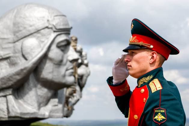 News Themen der Woche KW19 News Bilder des Tages RUSSIA, DONETSK PEOPLE S REPUBLIC - MAY 9, 2025: An honour guard officer takes part in festivities at the Saur-Mogila memorial complex on Victory Day marking the 80th anniversary of the victory over Nazi Germany in World War II. Dmitry Yagodkin TASS  80485941