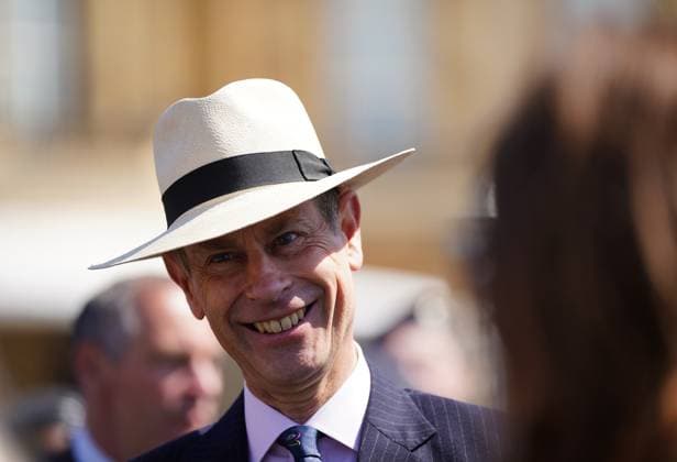 Entertainment Bilder des Tages Duke of Edinburgh s Gold Award celebrations The Duke of Edinburgh meeting guests during the gold award celebrations for the Duke of Edinburgh s award at Buckingham Palace, London., Credit:Yui Mok Avalon UK, LONDON  Copyright: xYuixMokx xAvalonx 0997127126