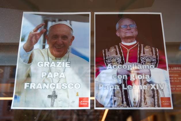 First Day Of Pope Leo XIV Photographs of the late Pope Francis and Pope Leo XIV, are displayed outside a shop a day after American cardinal Robert Prevost has been elected a new pope. Rome, Italy on May 9th, 2025. Rome Italy  Copyright: xBeataxZawrzelx originalFilename: zawrzel-firstday250509_np2tu.jpg