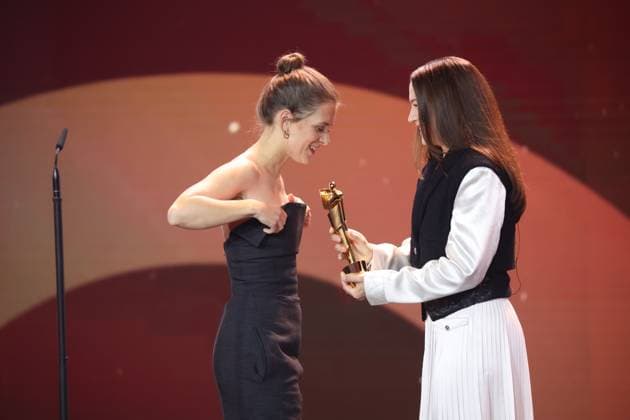 Bilder des Jahres 2025, Entertainment 05 Mai Entertainment Themen der Woche KW19 Entertainment Bilder des Tages Hannah Herzsprung Laudatorin und Liv Lisa Fries Â· IN LIEBE, EURE HILDE BESTE WEIBLICHE HAUPTROLLE bei Verleihung DEUTSCHER FILMPREIS 2025 in Berlin *** Hannah Herzsprung laudator and Liv Lisa Fries Â- IN LIEBE, EURE HILDE BESTE WEIBLICHE HAUPTROLLE at the GERMAN FILM AWARD 2025 ceremony in Berlin Copyright: xEventpressxFuhrx