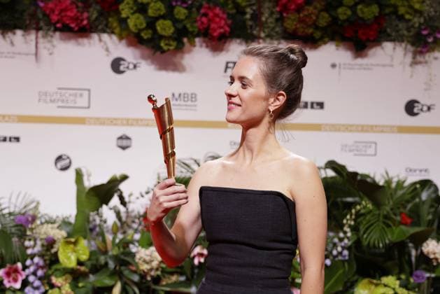 Liv Lisa Fries, the award winner with her Lola statue at the German Film Award ceremony on 9 05 2025 in Berlin German Film Award 2025 in Berlin