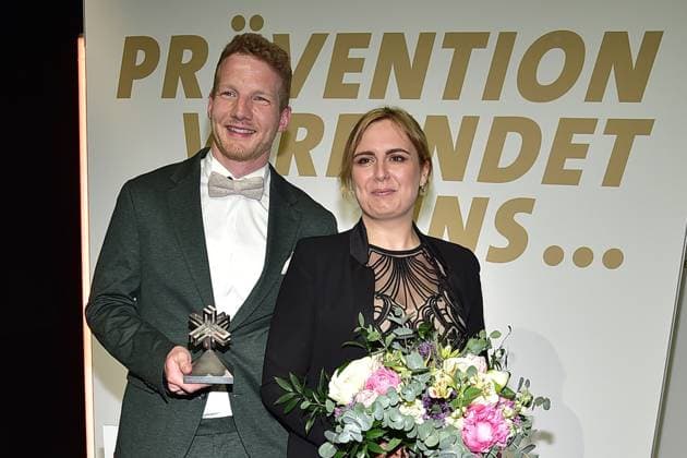 20 FELIX BURDA AWARD 2025 in Berlin Giulia Kuchmann and Clemens Kraemer from Krebsgesellschaft Nordrhein Westfalen e V accepted the prize in the Engagement of the Year category at the most important event Prevention connects us The Felix Burda Foundation honors outstanding commitment and pioneering resear Photopress Mueller