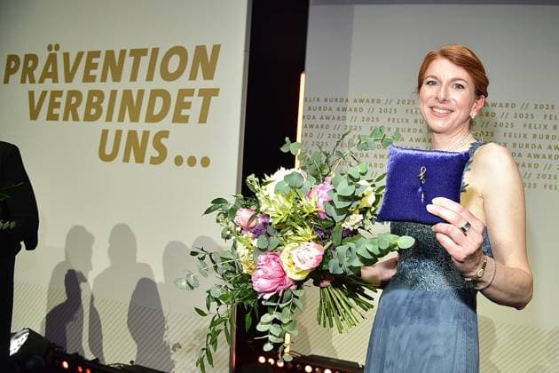 20 FELIX BURDA AWARD 2025 in Berlin Honorary Felix Award winner 2025, Esther Meyer, received the badge of honor in the form of the original handwriting ã f at the most important event Prevention unites us The Felix Burda Foundation honors outstanding commitment and pioneering research in the field of colorectal cancer prevention in Berlin, on 09 05 2 Photopress Mueller