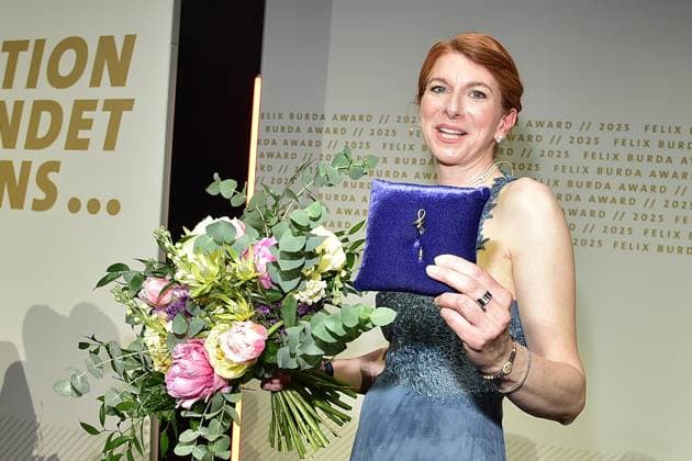 20 FELIX BURDA AWARD 2025 in Berlin Honorary Felix Award winner 2025, Esther Meyer, received the badge of honor in the form of the original handwriting ã f at the most important event Prevention unites us The Felix Burda Foundation honors outstanding commitment and pioneering research in the field of colorectal cancer prevention in Berlin, on 09 05 2 Photopress Mueller