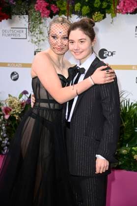 Helena Zengel and Hannah Schiller at the 75th German Film Awards 2025 ceremony at the Theater am Potsdamer Platz Berlin, 09 05 2025 Foto:xN.xKubelkax xFuturexImagex filmpreis_5597