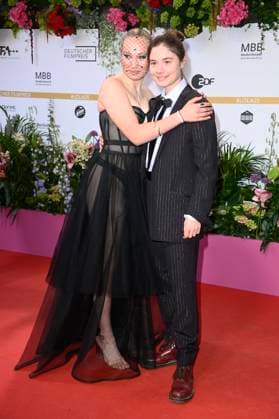 Helena Zengel and Hannah Schiller at the 75th German Film Awards 2025 ceremony at the Theater am Potsdamer Platz Berlin, 09 05 2025 Foto:xN.xKubelkax xFuturexImagex filmpreis_5598
