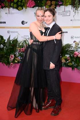 Helena Zengel and Hannah Schiller at the 75th German Film Awards 2025 ceremony at the Theater am Potsdamer Platz Berlin, 09 05 2025 Foto:xN.xKubelkax xFuturexImagex filmpreis_5600