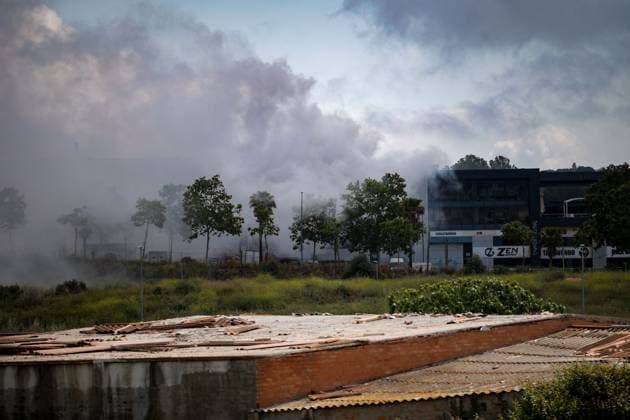 Bilder des Jahres 2025, News 05 Mai News Themen der Woche KW19 News Bilder des Tages Spanien, Brand in Chemiewerk in Vilanova bei Barcelona Confined several municipalities after a fire with toxic cloud in Vilanova i la Geltrú Barcelona The toxic cloud caused by the fire, on May 10, 2025, in Vilanova i la Geltrú, Barcelona, Catalonia Spain A fire in a chemical company in Vilanova i la Geltrú has caused a toxic cloud that has forced to confine this municipality and four others Sant Pere de Ribes, Cubelles Barcelona , Cunit and Calafell Tarragona Citizens have received an alert on their cell phones early in the morning and will receive another alert when the confinement is over The fire is in the stabilization phase and firefighters have stopped the spread to neighboring warehouses 10 MAY 2025 CONFINEMENT MUNICIPALITIES FIRE CHEMICAL TOXIC Kike Rincó Vilanova i la Geltru, Barcelo  Copyright: xx 6710982