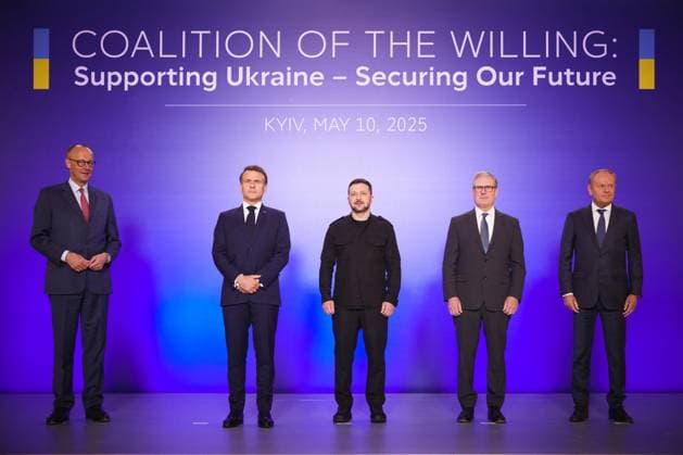 Bilder des Jahres 2025, News 05 Mai News Themen der Woche KW19 News Bilder des Tages From left to right: Federal Chancellor of Germany Friedrich Merz, President of France Emmanuel Macron, President of Ukraine Volodymyr Zelenskyy, Prime Minister of the United Kingdom Keir Starmer, and Prime Minister of Poland Donald Tusk are pictured in Kyiv, Ukraine, on Saturday, May 10, 2025, during a summit of the Coalition of the Willing. Zelenskyy brought together the four heads of state and government to campaign for a 30-day ceasefire with Russia. Photo via Ukrainian Presidential Press Office  WAX2025051016 UKRAINIANxPRESIDENTIALxPRESSxOFF
