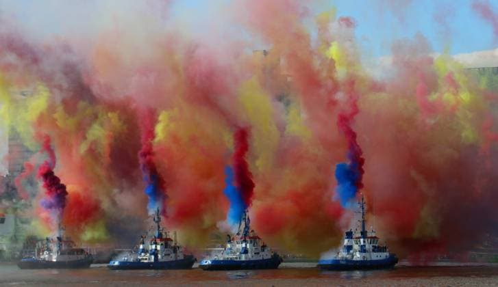 Bilder des Jahres 2025, News 05 Mai News Themen der Woche KW19 News Bilder des Tages 836. Hafengeburtstag in Hamburg: Abschluss vom Schlepperballett. *** 836 Hafengeburtstag in Hamburg Closing of the tugboat ballet