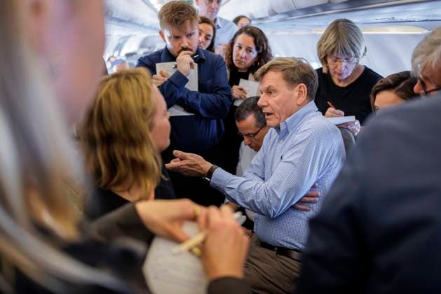 Bilder des Jahres 2025, News 05 Mai News Themen der Woche KW19 News Bilder des Tages Johann Wadephul (CDU), Bundesaussenminister, reist nach Israel und in die Palaestinensischen Gebiete. Hier im Gespraech mit Journalisten an Bord eines A321, der Flugbereitschaft BMVg, auf dem Flug nach Tel Aviv. Berlin, 10.05.2025. Fotografiert im Auftrag des Auswaertigen Amtes Tel Aviv Israel *** Johann Wadephul CDU , Federal Foreign Minister, travels to Israel and the Palestinian territories Here in conversation with journalists on board an A321, the BMVg air force, on the flight to Tel Aviv Berlin, 10 05 2025 Photographed on behalf of the Federal Foreign Office Tel Aviv Israel Copyright: xThomasxImo AAx