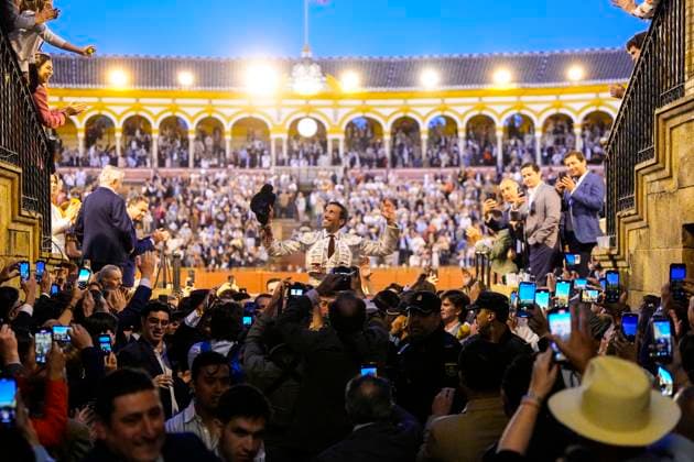 Bilder des Jahres 2025, Entertainment 05 Mai Entertainment Themen der Woche KW19 News Bilder des Tages The bullfighter, David de Mirada, leaves through the Puerta del Principe after cutting 3 ears, on May 10, 2025 in Seville Andalusia, Spain Cayetano, Roca Rey and David de Miranda fight Parralejo bulls in the fifteenth bullfight of the season at the Real Maestranza de Sevilla 10 MAY 2025 Sevilla Andalucia Sevilla Andalucia Espana  Copyright: xx 6712467