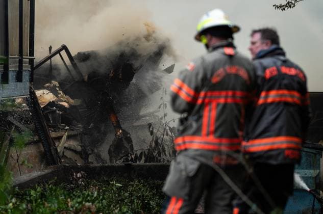 News Bilder des Tages May 10, 2025, North Vancouver, Bc, CANADA: Debris is sprayed by the North Vancouver Fire Department as they fight a fire at Silverlynn Apartments, a three-storey seniors housing complex, in North Vancouver, B.C., Saturday, May 10, 2025. North Vancouver CANADA  - ZUMAc35_ 20250510_zaf_c35_032 Copyright: xEthanxCairnsx