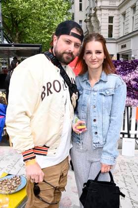 Felix von Jascheroff mit Partnerin Alexandra Sophie Winterberg bei der Präsentation des historischen Mercedes Benz SLC 280 Erwin bei den Classic Days Berlin auf dem Kurfürstendamm. Berlin, 10.05.2025 *** Felix von Jascheroff with partner Alexandra Sophie Winterberg at the presentation of the historic Mercedes Benz SLC 280 Erwin at the Classic Days Berlin on Kurfürstendamm Berlin, 10 05 2025 Foto:xN.xKubelkax xFuturexImagex classic_days_5544