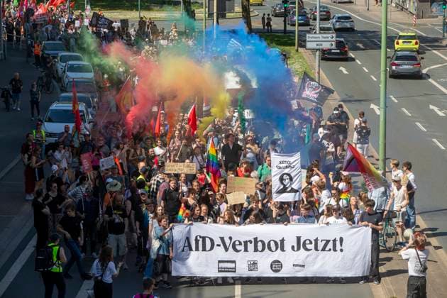 Bilder des Jahres 2025, News 05 Mai dies ist ein Test für eine neue Website News Themen der Woche KW19 News Bilder des Tages Bundesweiter Aktionstag für AfD-Verbot. 11.05.2025, EU, DEU, Deutschland, Nordrhein-Westfalen, Essen: Demonstration für ein Verbot der AFD und gegen Rassismus, wie in über 60 anderen deutschen Städten, mit mehreren tausend Menschen in der Essener Innenstadt. Die Demonstration zog von der Grünen Mitte über den III. Hagen zurück zur Grünen Mitte. Demonstration for a ban on the AFD and against racism, as in over 60 other German cities, with several thousand people in Essen city centre. The demonstration marched from the Grüne Mitte via III. Hagen back to the Green Centre.