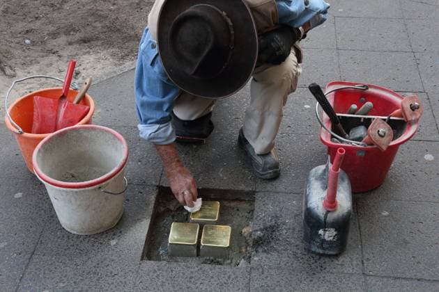 News Themen der Woche KW19 News Bilder des Tages Der Künstler Gunter Demnig während der Verlegung der Stolpersteine für Familie Platau (Martin, Ottilie und Gerard) in der Rudolf-Breitscheid-Straße in Potsdam, 11. Mai 2025. Stolpersteinverlegung in Potsdam *** The artist Gunter Demnig during the laying of the Stumbling Stones for the Platau Martin, Ottilie and Gerard family in Rudolf Breitscheid Straße in Potsdam, May 11, 2025 Laying of Stumbling Stones in Potsdam