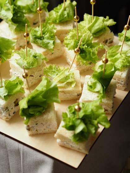Catering für die Veranstaltung. Die Vorspeise ist vegan. Salat, Brot und Hüttenkäse Catering für die Veranstaltung. Die Vorspeise ist vegan. Salat, Brot und Hüttenkäse (License=RF) Copyright: xZoonar.com OlgaxBarabanovax 23363694