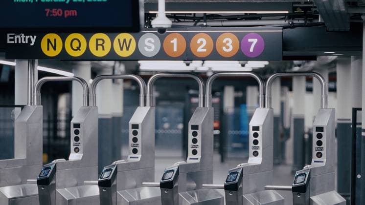 NEW YORK, USA - 14. FEBRUAR 2025 - Drehkreuze für den Zugang zum New Yorker U-Bahn-System in Manhattan NEW YORK, USA - FEBRUARY 14, 2025 - Empty turnstiles in a New York City Subway station showing line numbers and time of day (License=RF) Copyright: xZoonar.com ÊrikxLattweinx 23385212