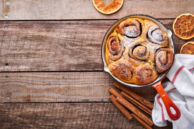 Cinnabon Zimtrollen Brötchen mit Kürbis, Nuss, Karamell und Zucker-Creme auf rustikalen hölzernen Hintergrund Tisch glasiert. Ansicht von oben. Süßes hausgemachtes Gebäck Weihnachtsbäckerei. Kanelbule - schwedische Nachspeise. Cinnabon Zimtrollen Brötchen mit Kürbis, Nuss, Karamell und Zucker-Creme auf rustikalen hölzernen Hintergrund Tisch glasiert. Ansicht von oben. Süßes hausgemachtes Gebäck Weihnachtsbäckerei. Kanelbule - schwedische Nachspeise. (License=RF) Copyright: xZoonar.com KatsiarynaxHuravax 23383856