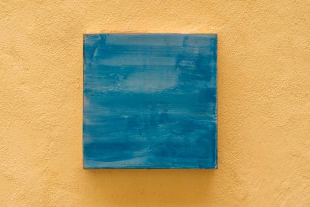 Abstrakte blaue Malerei auf gelber strukturierter Wand, minimalistische Kunst für modernes Wohndesign Abstract blue painting on yellow textured wall, minimalist art for modern home decor. (License=RF) Copyright: xZoonar.com qx 23377399