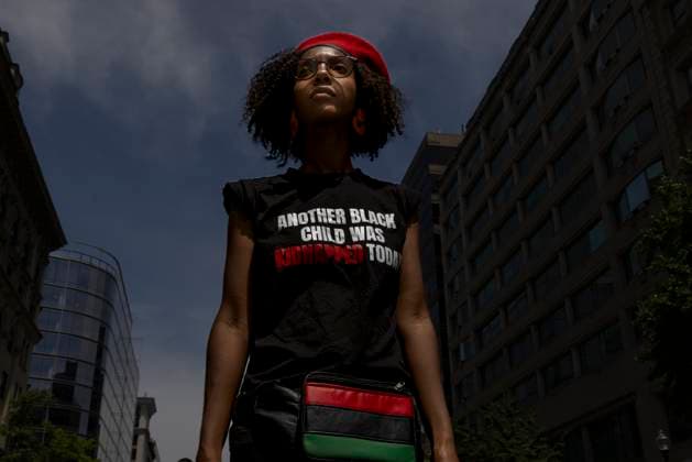 Black Mothers March In Washington DC A demonstrator is seen while people march against Child Protective Services (CPS) in Washington, DC, USA, on May 11, 2025. They refer to this as a family policing system and condemn the policies that target and separate Black families. CPS is a government agency in the United States that investigates allegations of child abuse or neglect. Washington DC United States  Copyright: xAashishxKiphayetx originalFilename: kiphayet-blackmot250511_npVr0.jpg