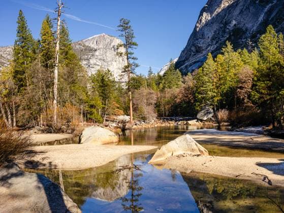 Creative Highlights World Tranquil Mirror Lake in Yosemite national Park Yosemite Valley, California, United States R_JWMW250507-1721210-01