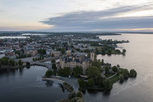 Schweriner Schloss am Morgen, Unesco-Weltkulturerbe, Drohnenaufnahme, Schwerin, Mecklenburg-Vorpommern, Deutschland, Europa Schwerin Castle in the morning, Unesco World Heritage Site, drone shot, Schwerin, Mecklenburg-Western Pomerania, Germany, Europe Copyright: imageBROKER StephanxSchulz iblsns13574258.jpg