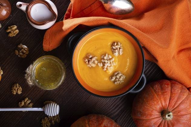 Gebackener Kürbiscreme Coup mit Nüssen, Kokosmilch und natürlichem Honig, serviert in einer schönen Schale. serviert auf einem braunen Holztisch mit reifen orangefarbenen Kürbissen. flach gelegt. gesundes Lebenskonzept Baked pumpkin cream coup with, nuts, coconut milk and natural honey served in nice bowl. served at wooden brown table with ripe orange pumkins. flat lay. healthy life concept Copyright: imageBROKER NataliexANAKONDAxAle ibxiqx13121771.jpg ,model released, Symbolfoto ,property released