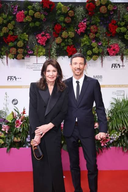 Award - Deutscher Filmpreis 2025 - Roter Teppich Iris Berben and Oliver Berben beim Deutschen Filmpreis 2025 im Theater am Potsdamerplatz am 09.05.2025 in Berlin. *** Award German Film Award 2025 Red Carpet Iris Berben and Oliver Berben at the German Film Award 2025 at the Theater am Potsdamerplatz on 09 05 2025 in Berlin Copyright: xEventpressxKochanx