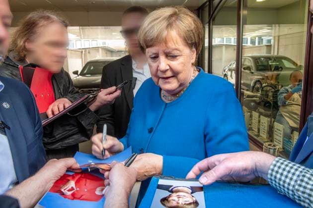 Bilder des Jahres 2025, News 05 Mai News Themen der Woche KW20 Angela Merkel, Ex-Bundeskanzlerin, gibt wartenden Fans Autogramme, nach ihrer Lesung bei Hugendubel, München, 12. Mai 2025 Deutschland, München, 12. Mai 2025, Angela Merkel, 70, Bundeskanzlerin von 2005-2021, CDU, gibt wartenden Fans Autogramme, signiert Porträtfotos, nach einer Lesung bei der Buchhandlung Hugendubel am Stachus, Bayern, bayerisch, *** Angela Merkel, former German Chancellor, signs autographs for waiting fans, after her reading at Hugendubel, Munich, May 12, 2025 Germany, Munich, May 12, 2025, Angela Merkel, 70, German Chancellor from 2005 2021, CDU, signs autographs for waiting fans, signs portrait photos, after a reading at the bookstore Hugendubel am Stachus, Bavaria, Bavarian,