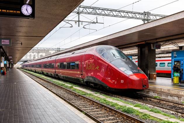 Italo AGV Hochgeschwindigkeitszug von Nuovo Trasporto Viaggiatori NTV im Bahnhof Roma Termini in Rom, Italien Italo AGV Hochgeschwindigkeitszug von Nuovo Trasporto Viaggiatori NTV im Bahnhof Roma Termini in Rom, Italien (License=RM) Copyright: xZoonar.com MarkusxMainkax 23381934